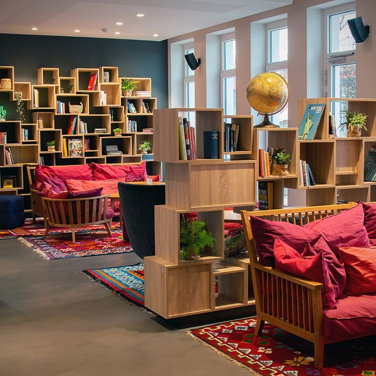 Ein Wohnzimmer voller Möbel und einem Globus