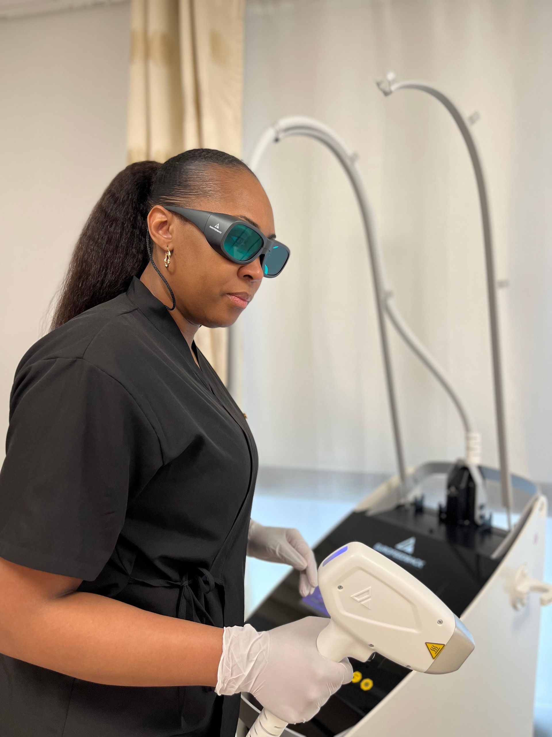 une personne qui tient une pièce à main de machine laser