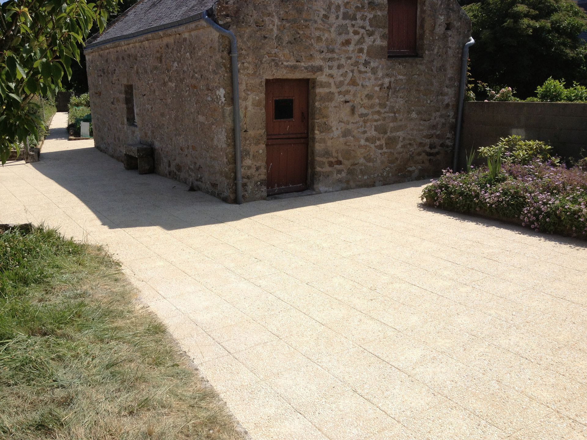 Allée en dalles de gravions