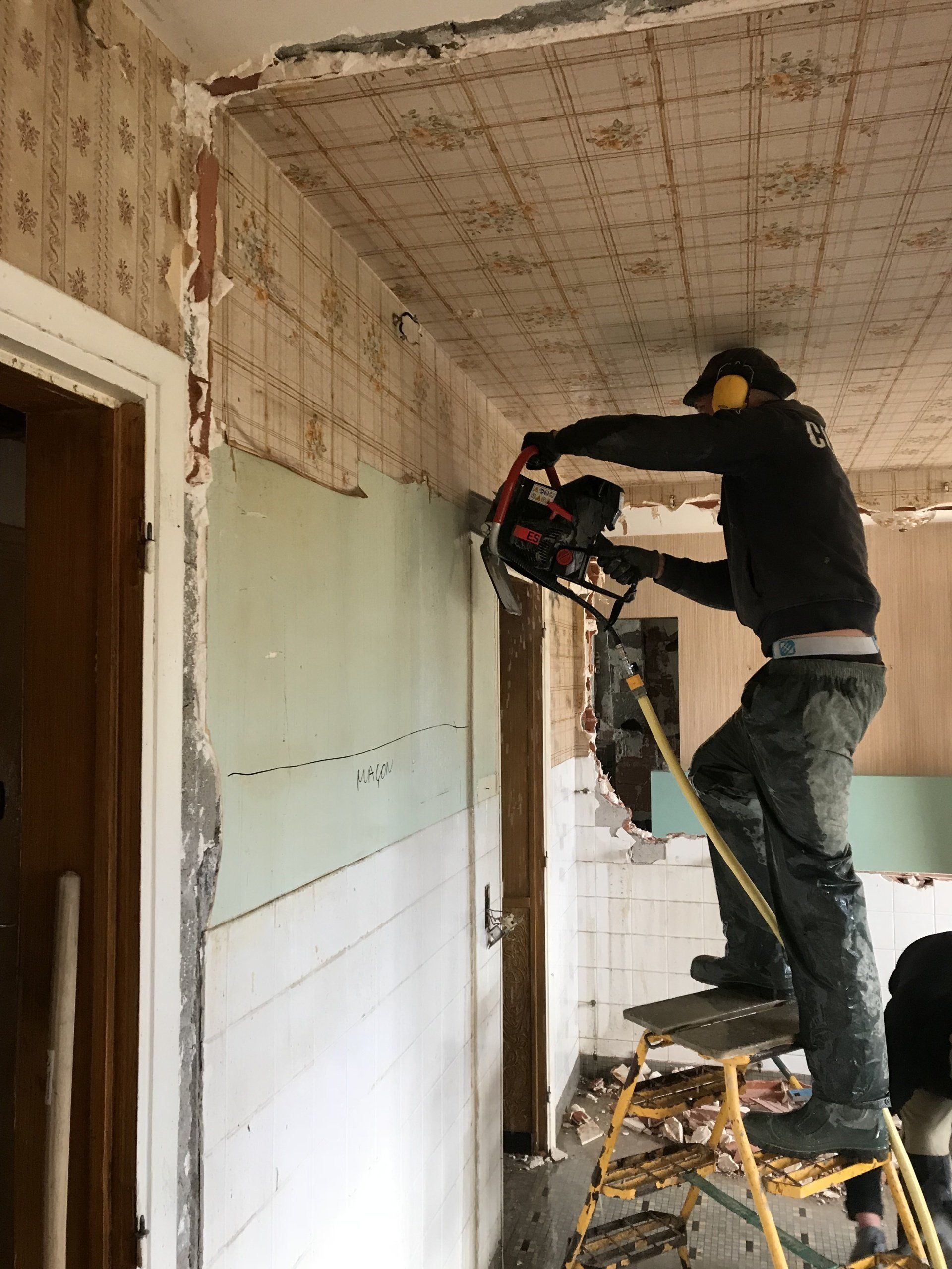 Découpe d'un mur en agglos