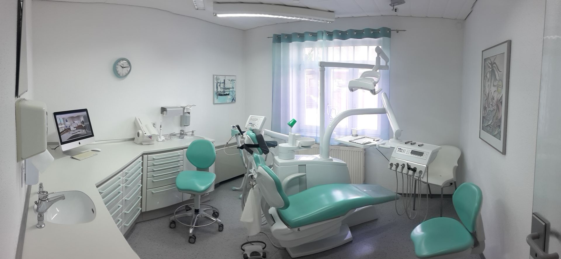 Behandlungsraum mit einem grünen Zahnarztstuhl