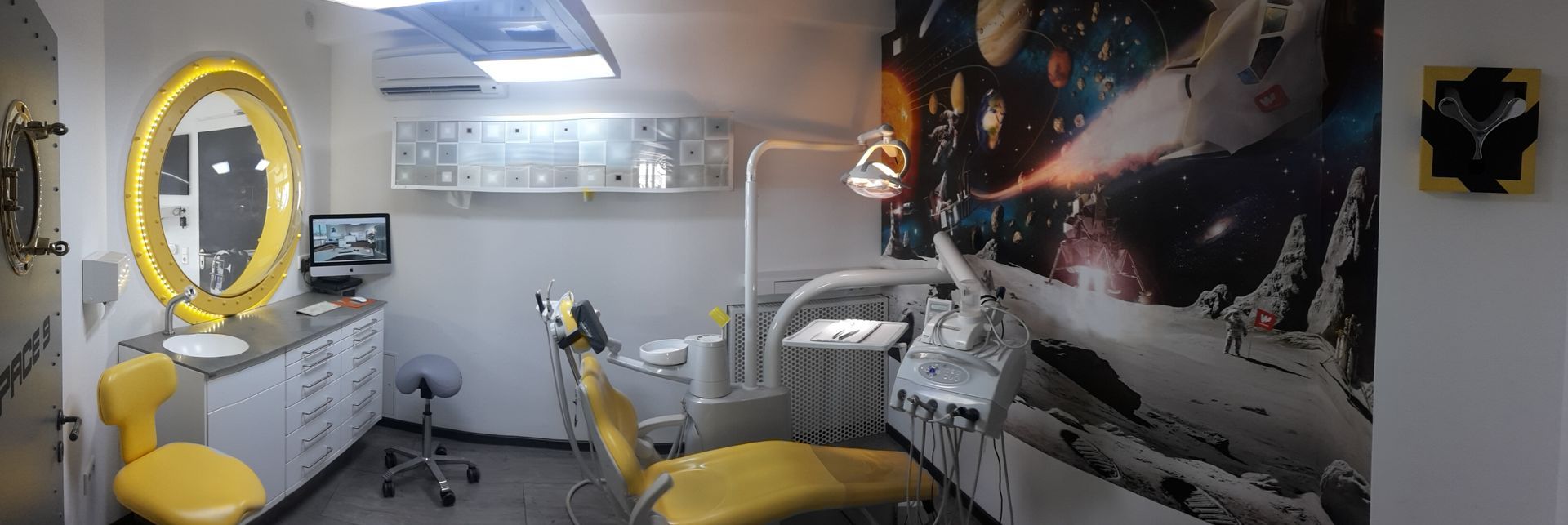 Eine Zahnarztpraxis mit einem Gemälde an der Wand und einem gelben Stuhl
