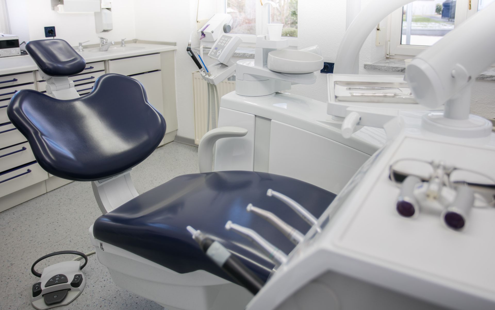 Ein leerer Zahnarztstuhl in einer Zahnarztpraxis