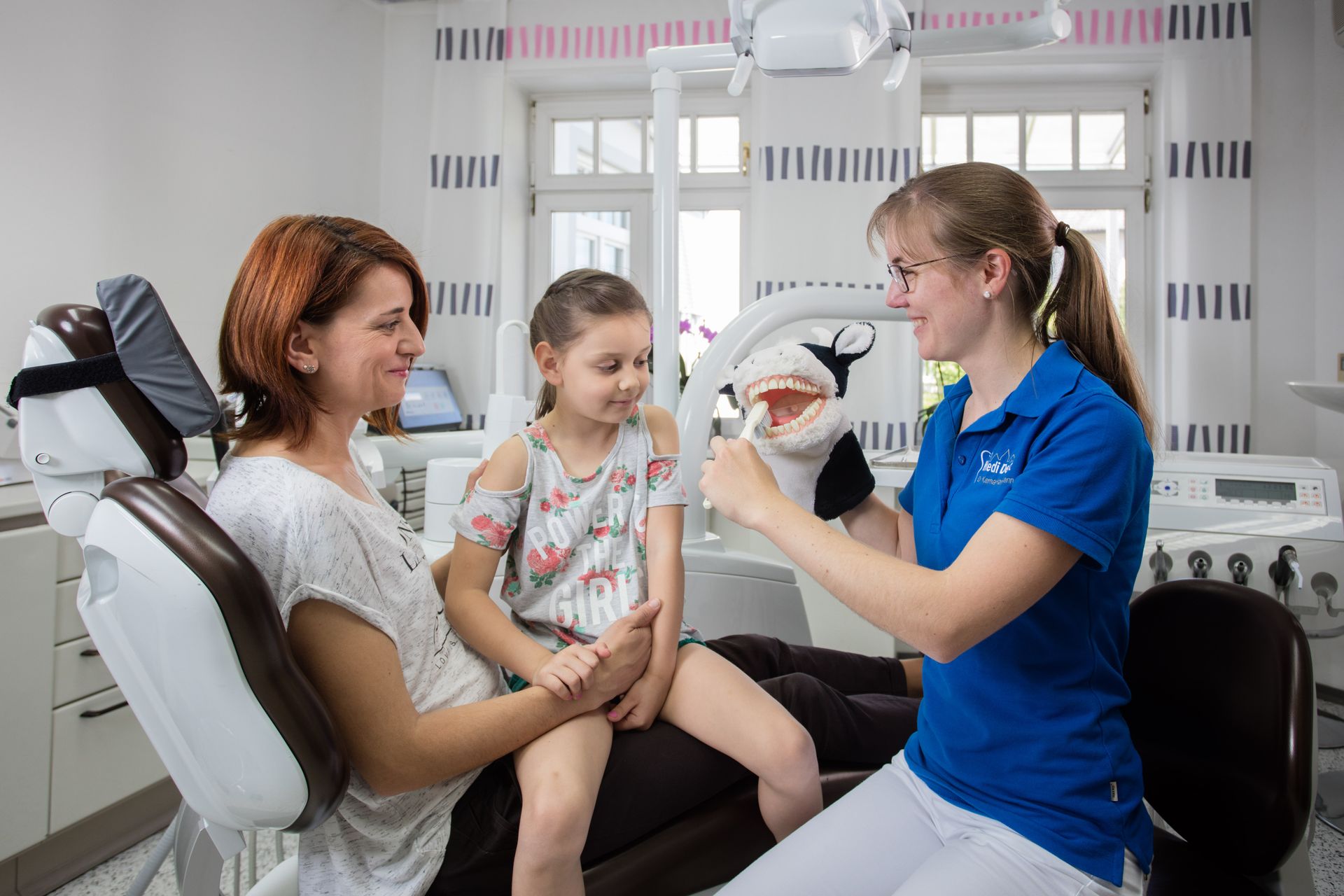 Mädchen beim Zahnarzt