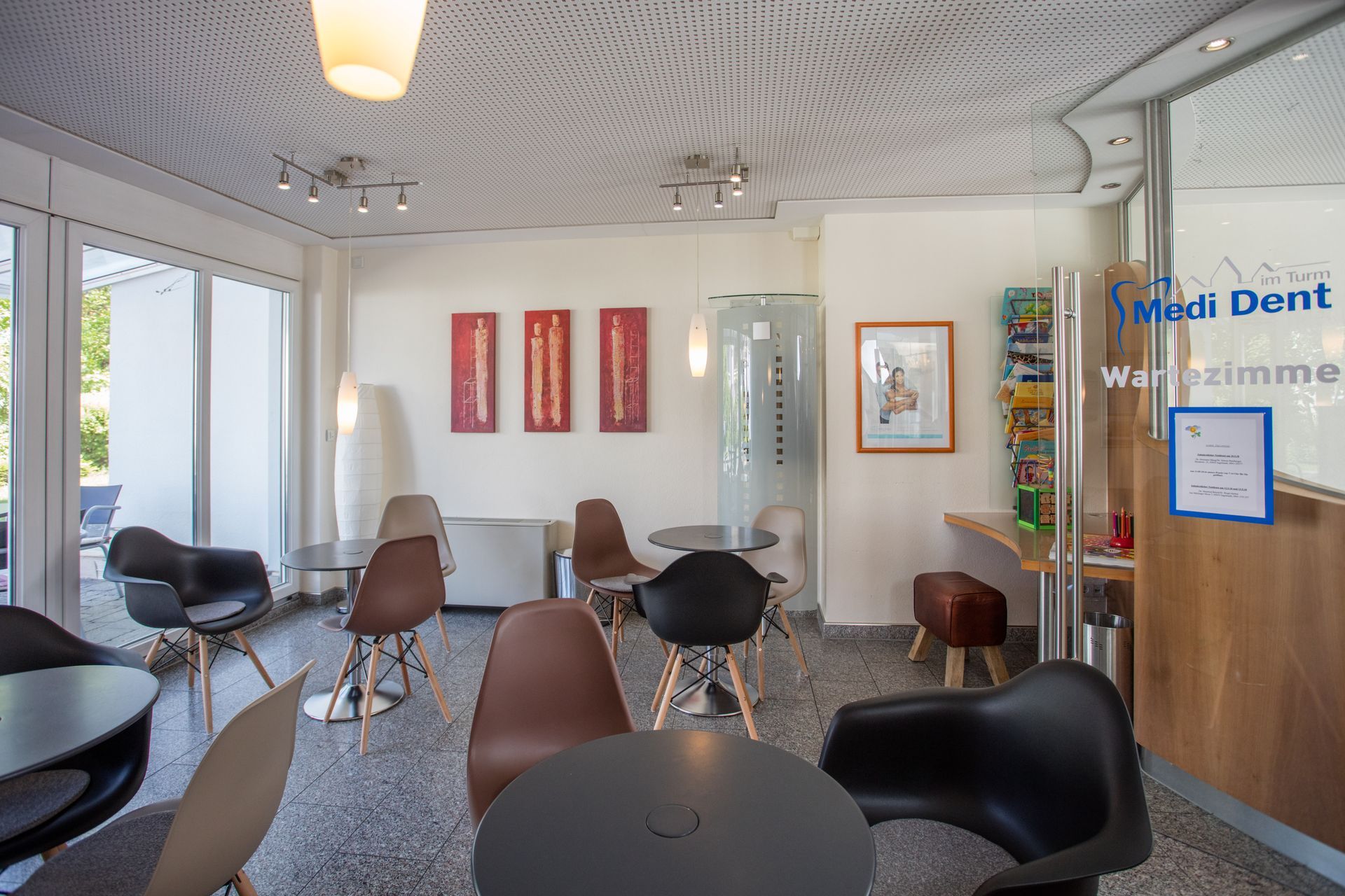 Wartezimmer der Zahnarztpraxis Medi Dent im Turm mit Tischen und Stühlen
