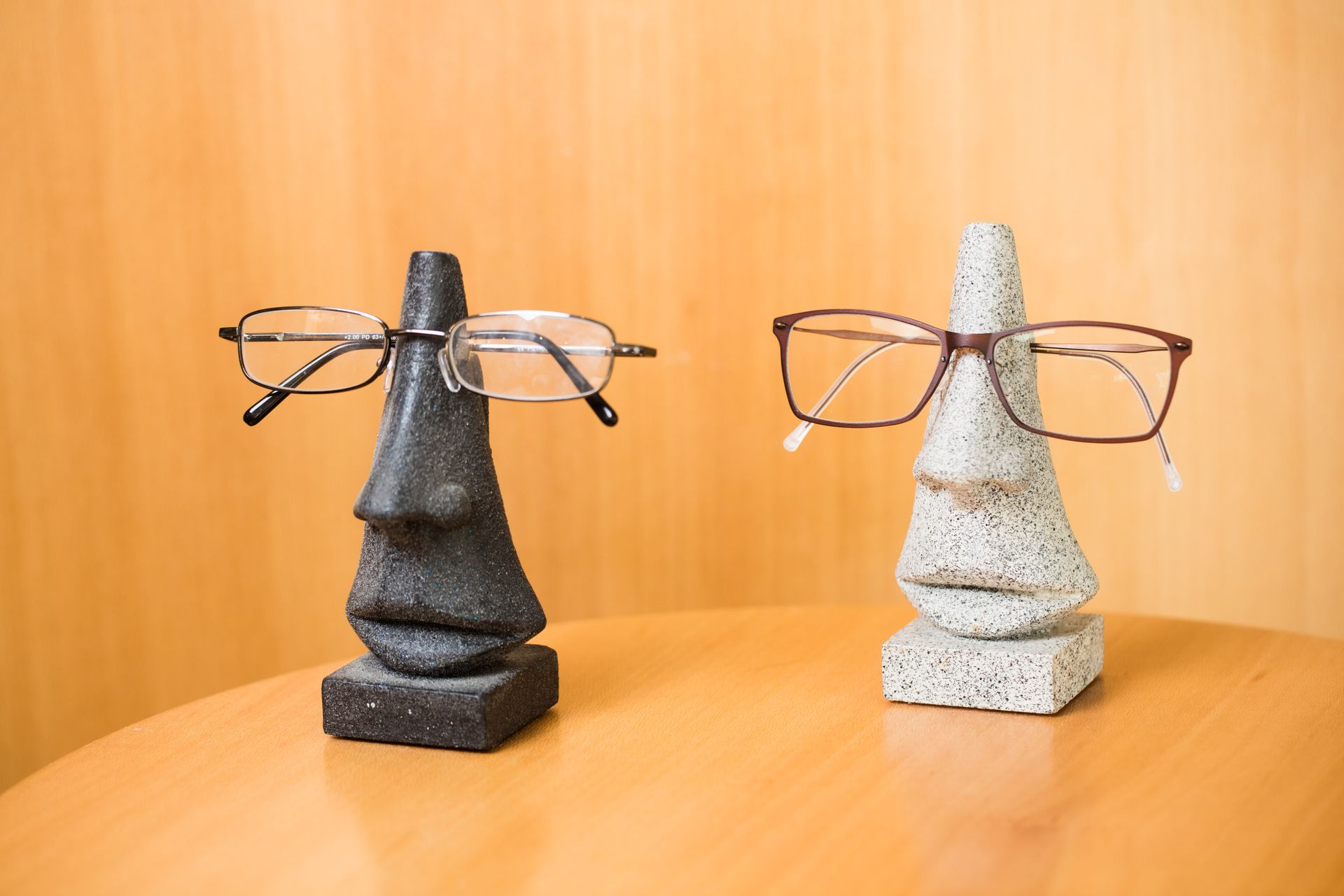 Eine Brille, die auf einer Gesichtsstatue sitzt.