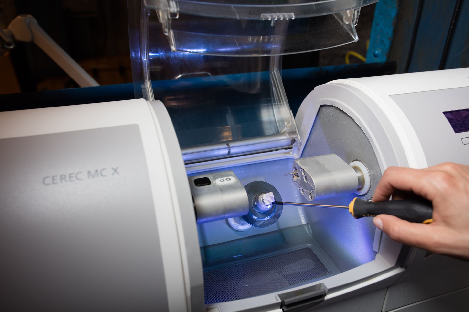 Dentale Fräseinheit an der eine Person arbeitet