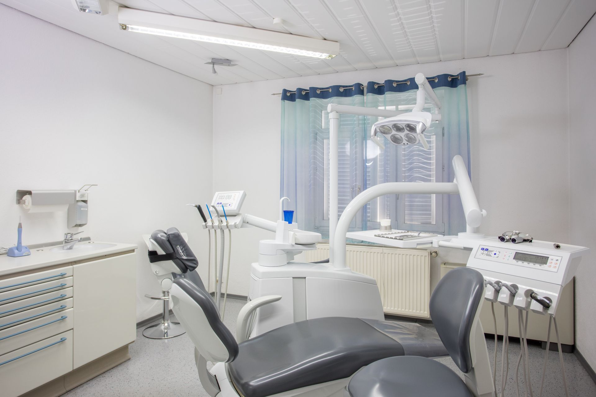 Eine Zahnarztpraxis mit Zahnarztstuhl und Zahnarztausrüstung