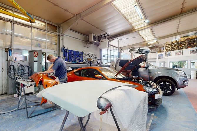 Un garagiste de chez Thiebaut Automobiles pendant une réparation d'une carrosserie