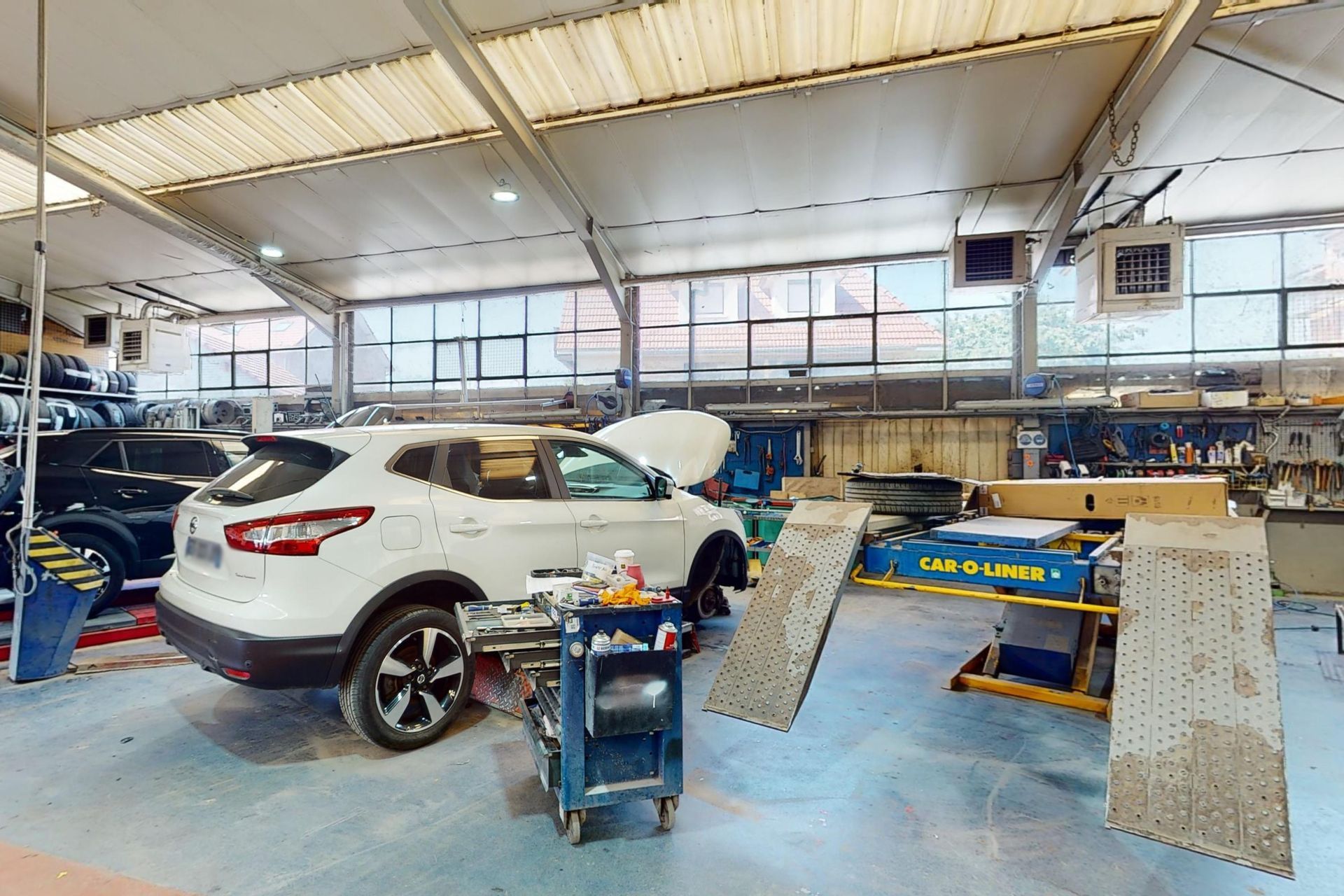 Différents véhicules dans l’atelier de Thiebaut Automobiles