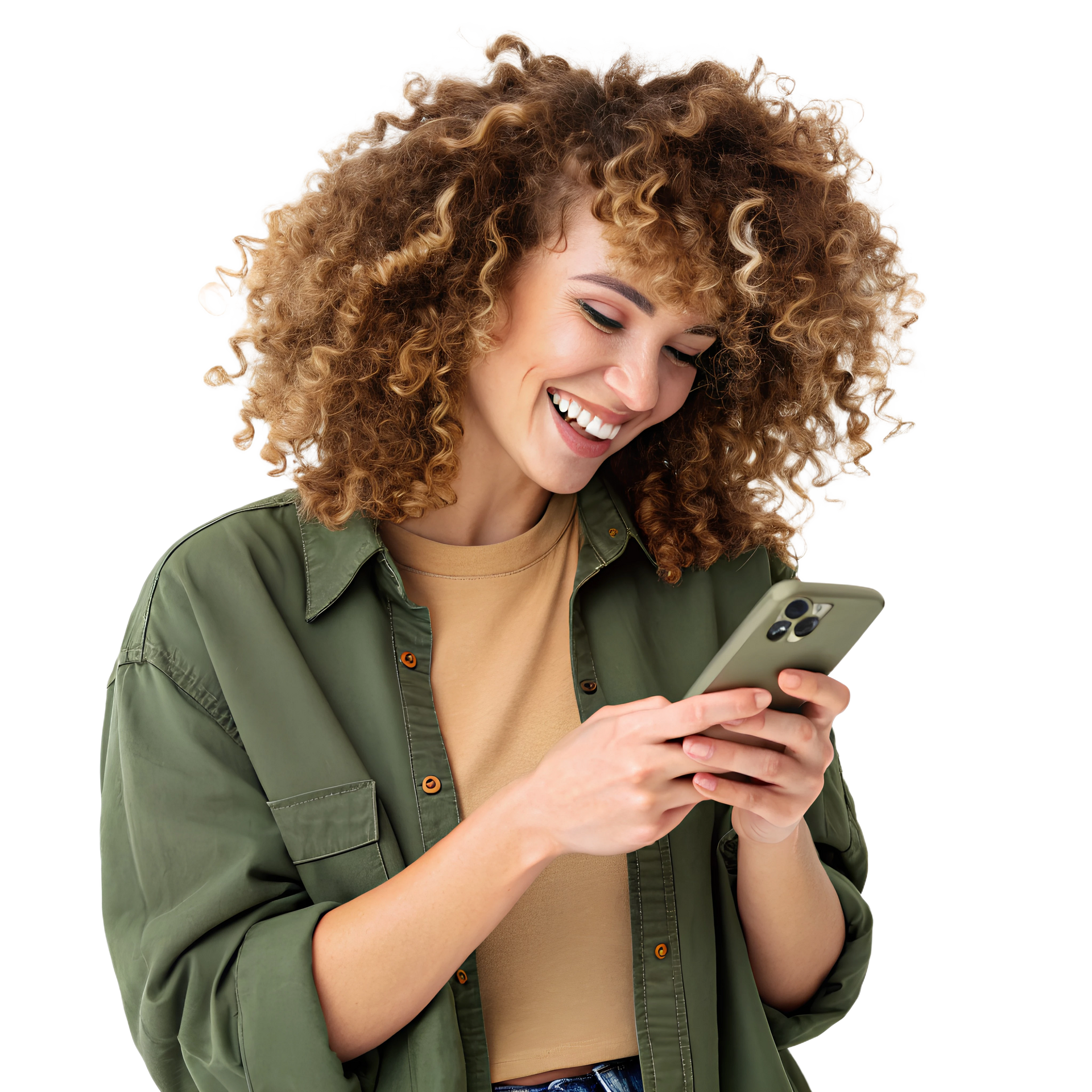 Femme souriante tenant un téléphone dans ses mains