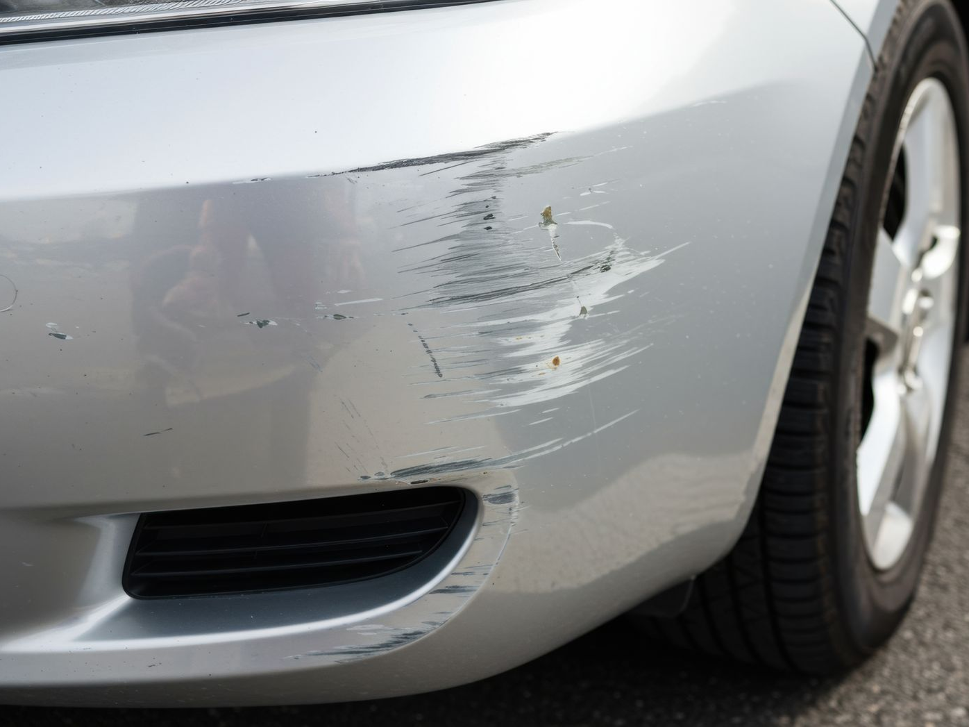 Voiture grise avec la peinture abîmée