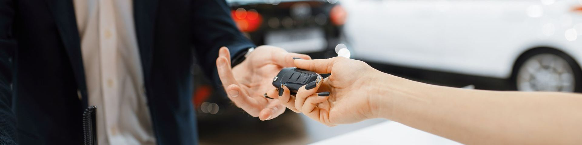 Échange de clé de voiture entre deux personnes