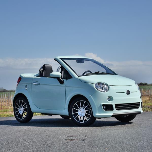 Voiture bleu ciel décapotable
