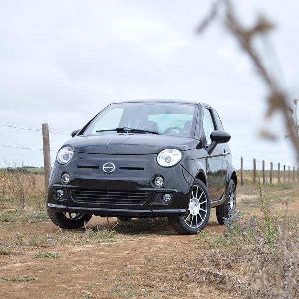 Voiture noire dans un champ