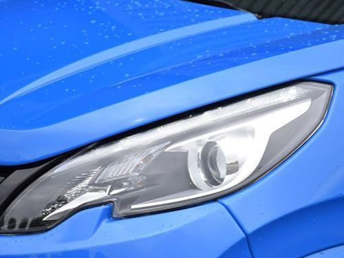 Phare d'une voiture bleue