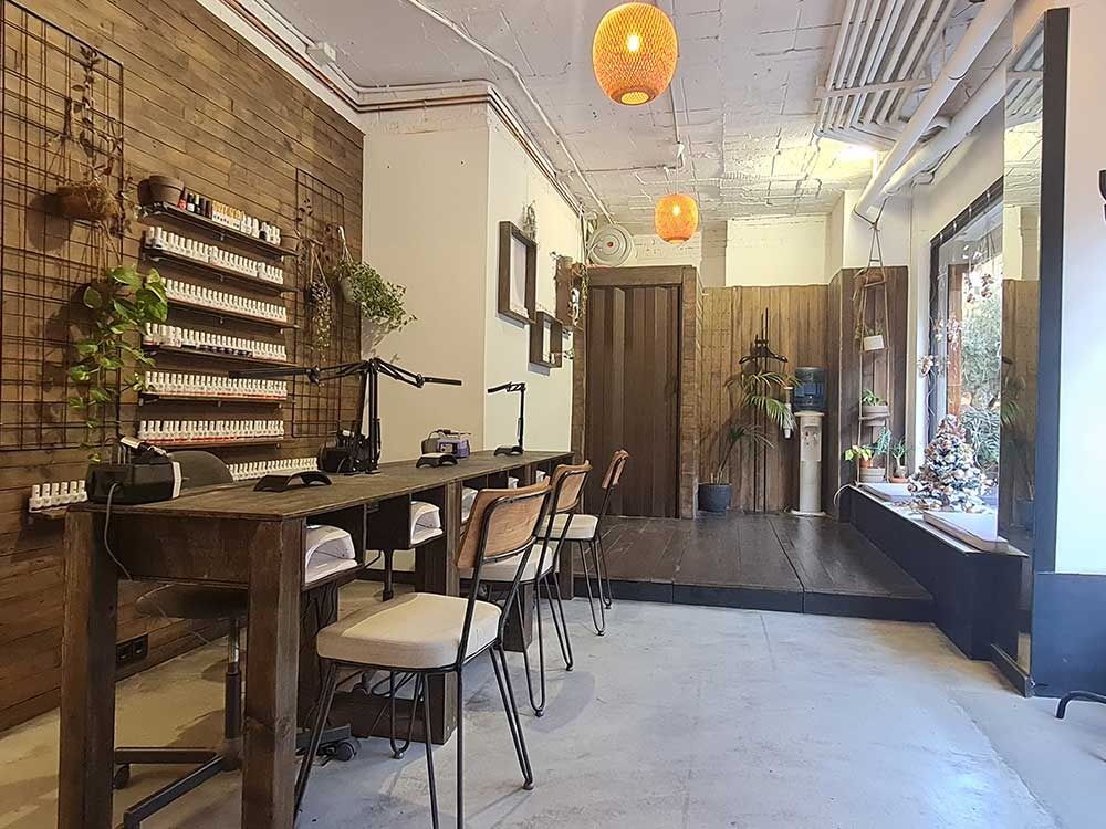 Una habitación con una mesa y sillas.