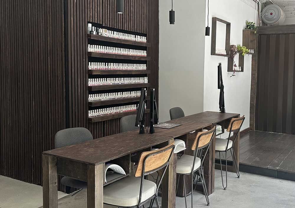 Una mesa larga de madera con sillas en una habitación.