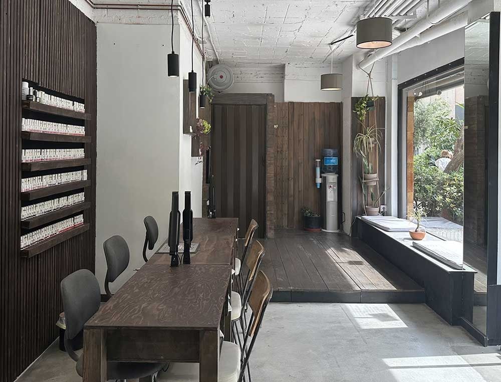 Una habitación con una mesa y sillas.