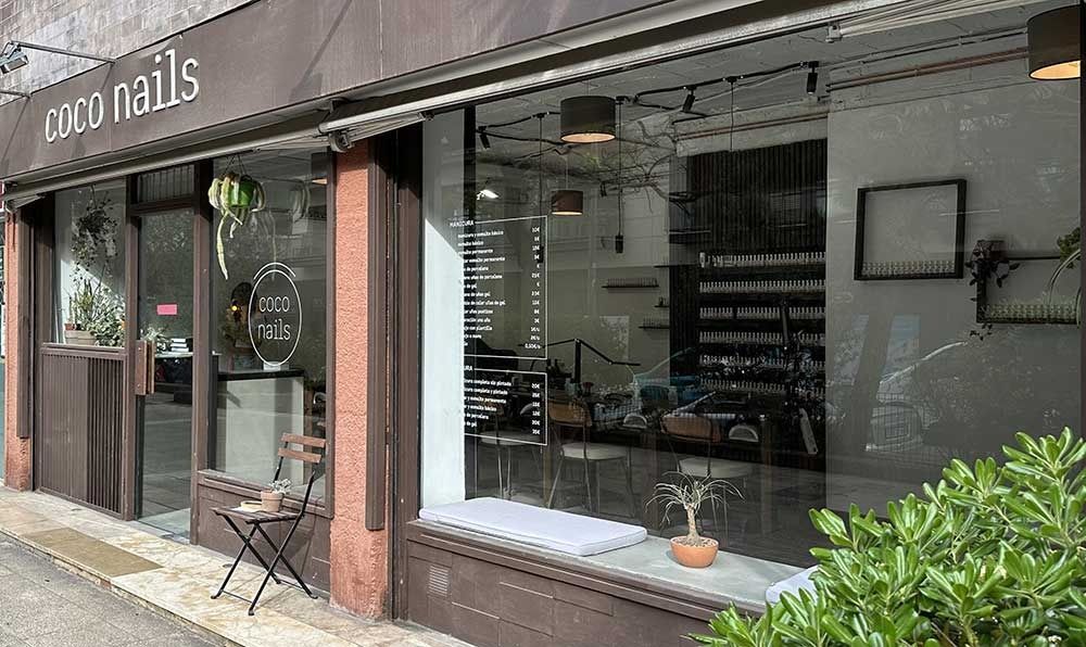 Una tienda con muchas ventanas y una mesa delante.