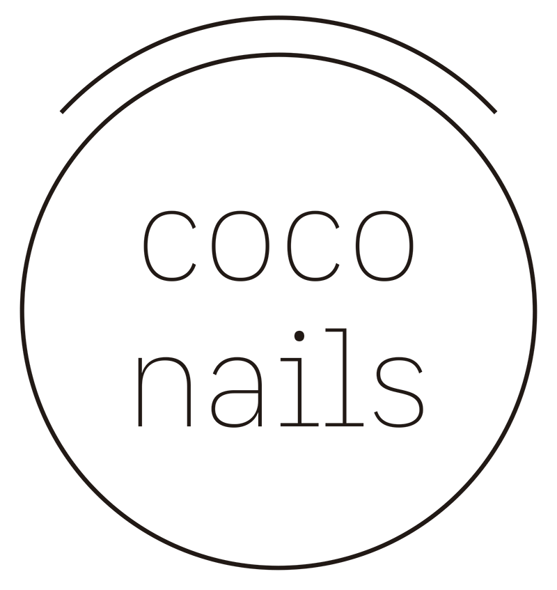 El logotipo de Coco Nails es un círculo blanco y negro con las palabras Coco Nails escritas en su interior.