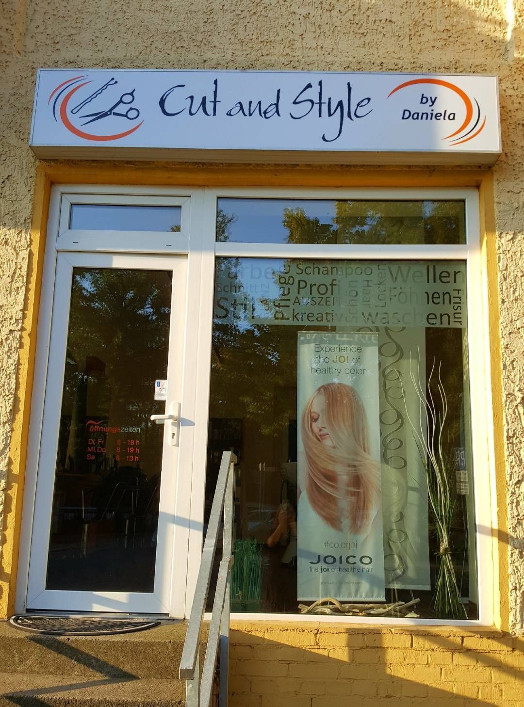 Salon von außen