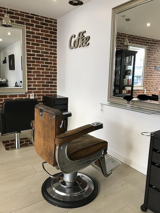 Taille de barbe au salon de coiffure à Colombes