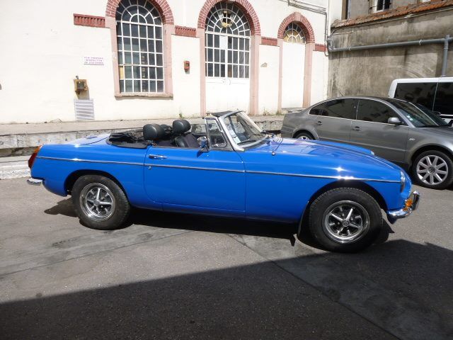 Voiture ancienne décapotable bleue