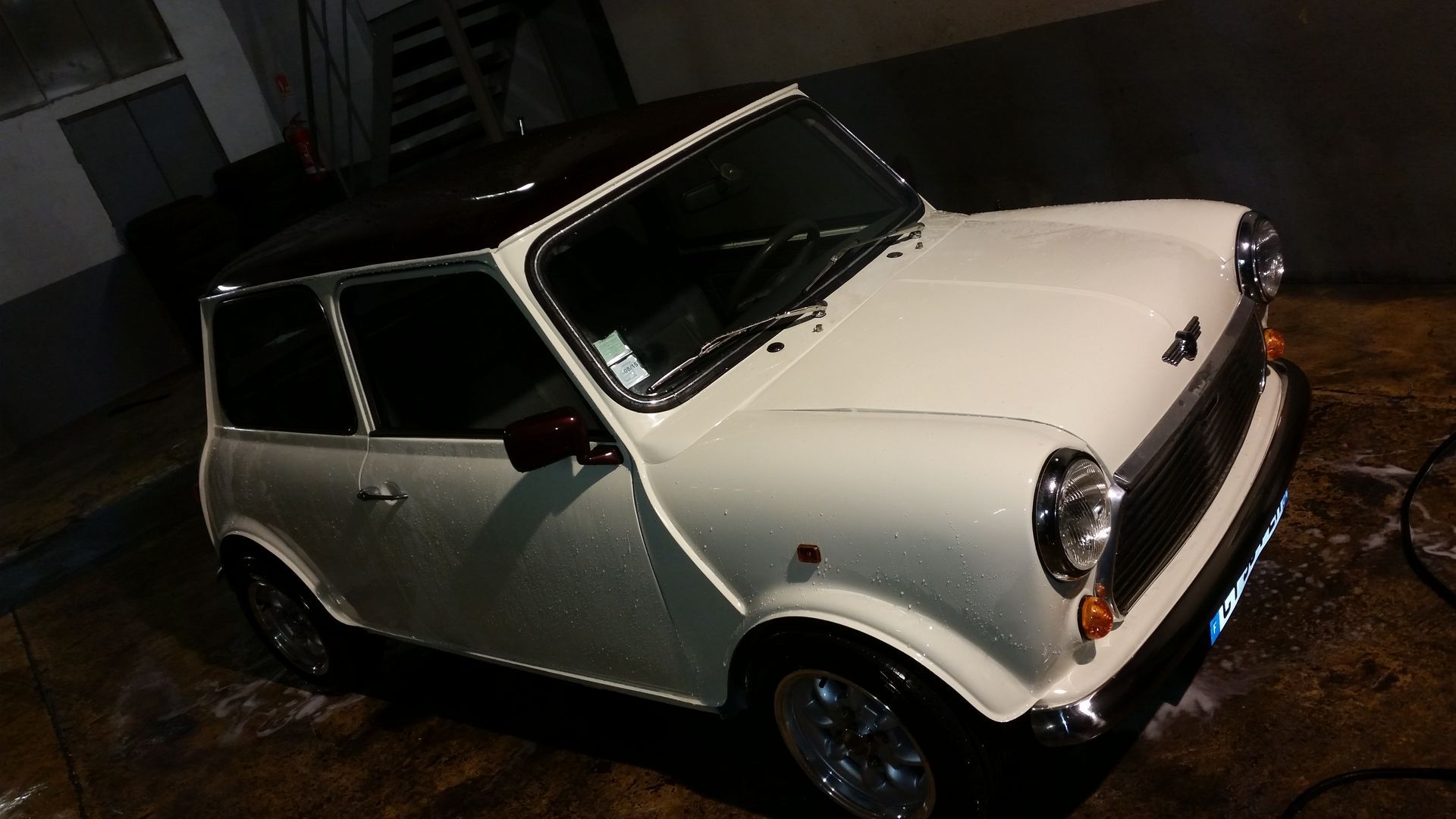 Voiture ancienne rouge avec bandes blanches