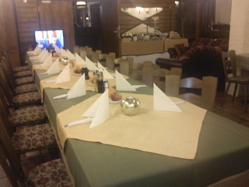 Langer gedeckter Tisch