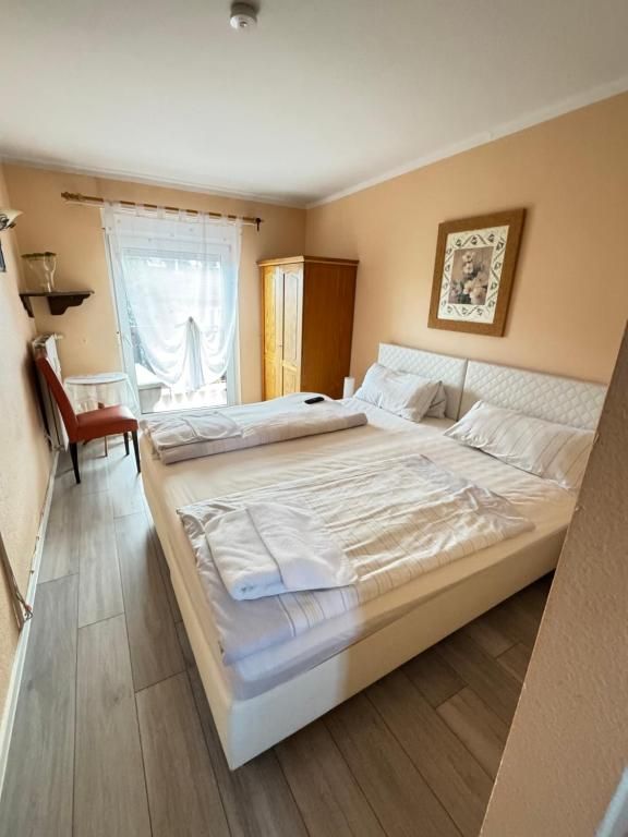 Doppelbett im Hotelzimmer