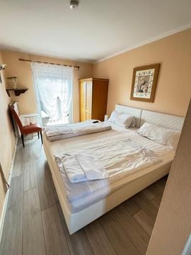 Doppelbett im Hotelzimmer