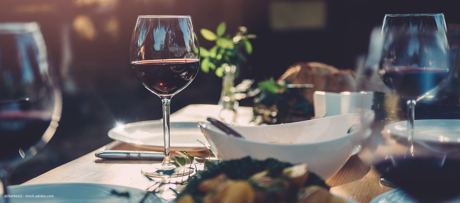 Gedeckter Tisch mit einem Glas Wein