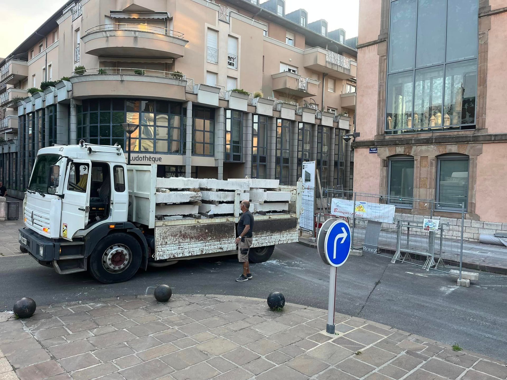 Camion et bâtiment en rénovation