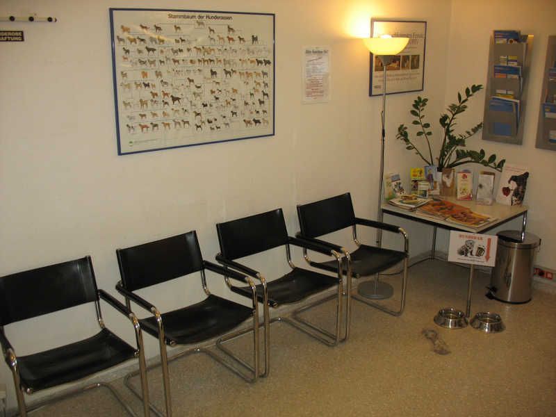 Bild von Warteraum mit Stühlen