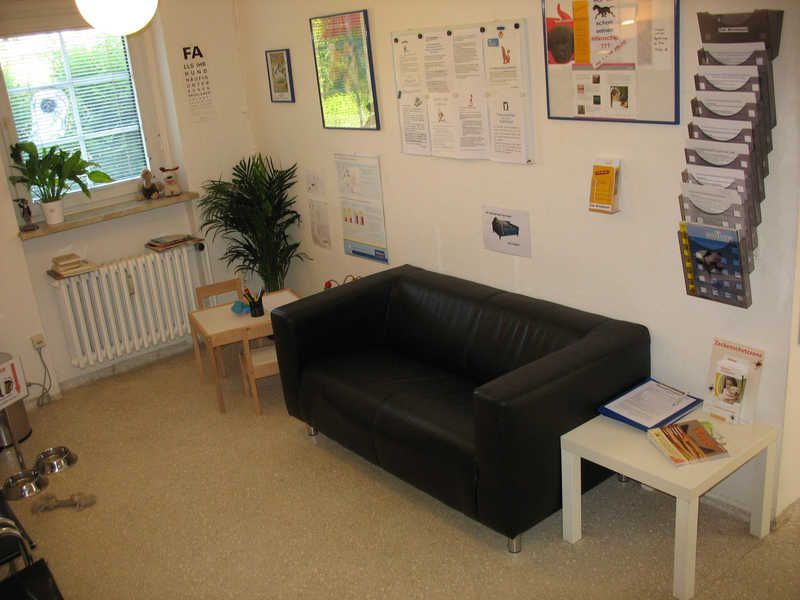 Bild von Warteraum mit Sofa