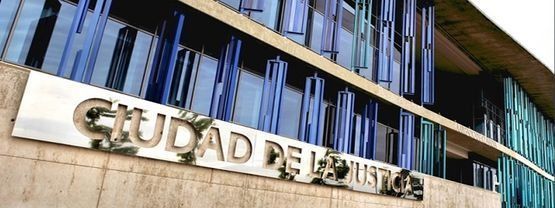 Un edificio con un cartel que dice ciudad de justicia