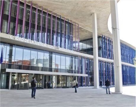 La gente está parada frente a un edificio que dice Ciudad de la Justicia.