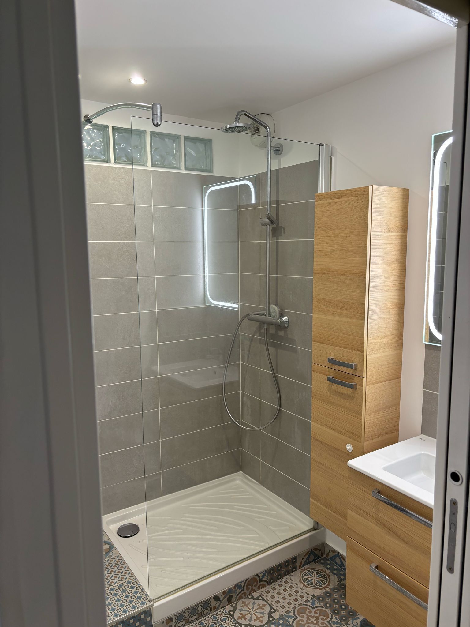 Revêtement de mur de salle de bains