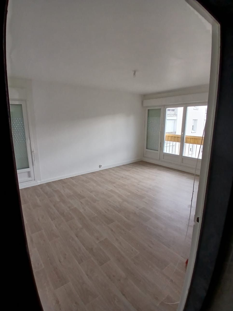 Pièce refaite avec un parquet au sol
