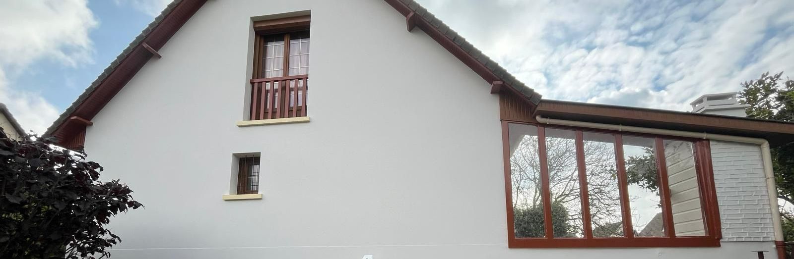 Façade et fenêtres noires