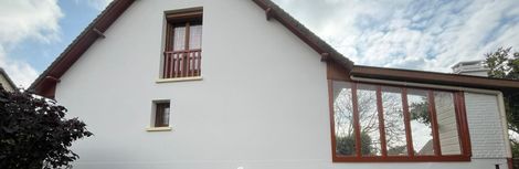 Façade et fenêtres noires