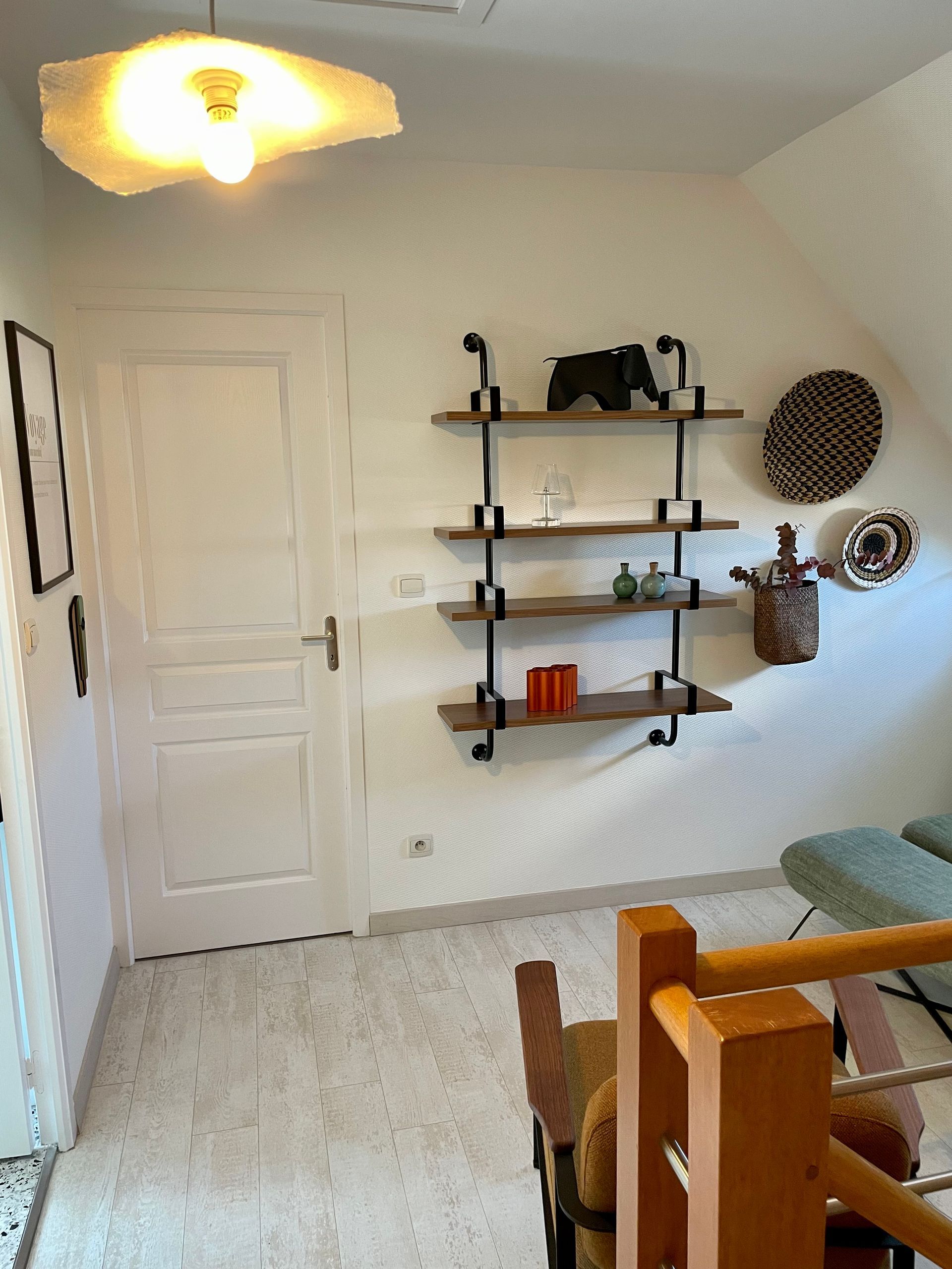 Peinture blanche d'un mur de chambre