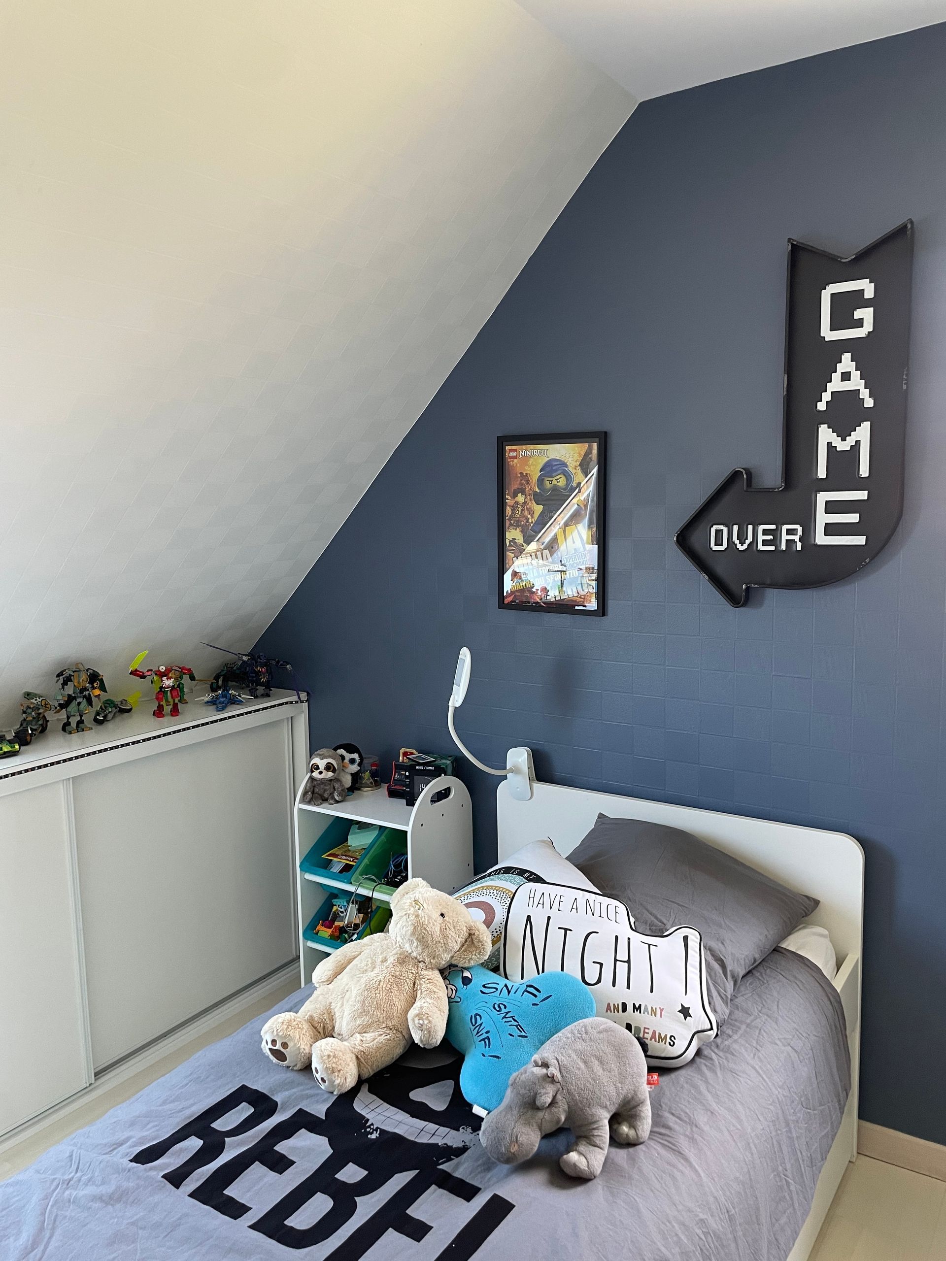 Peinture foncée d'un mur de chambre