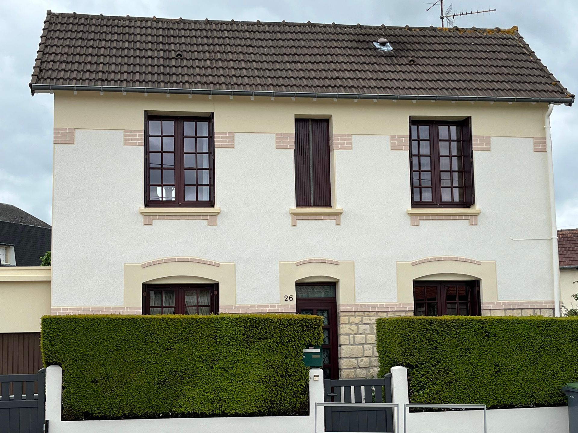 Haie et façade de maison