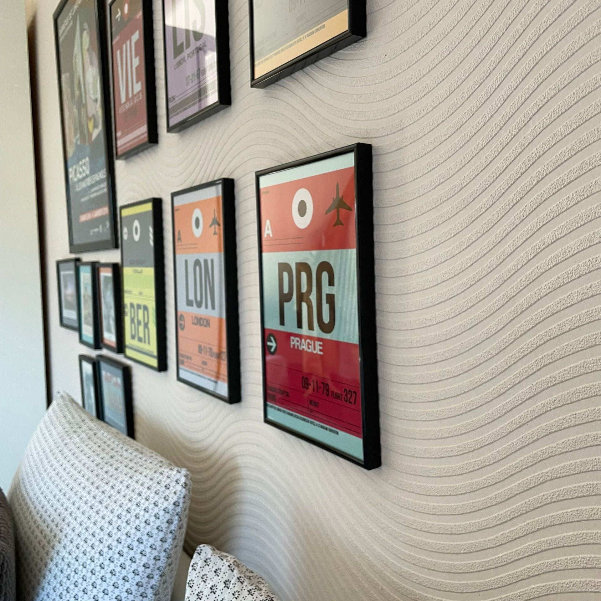 Mur avec tapisserie et miroirs
