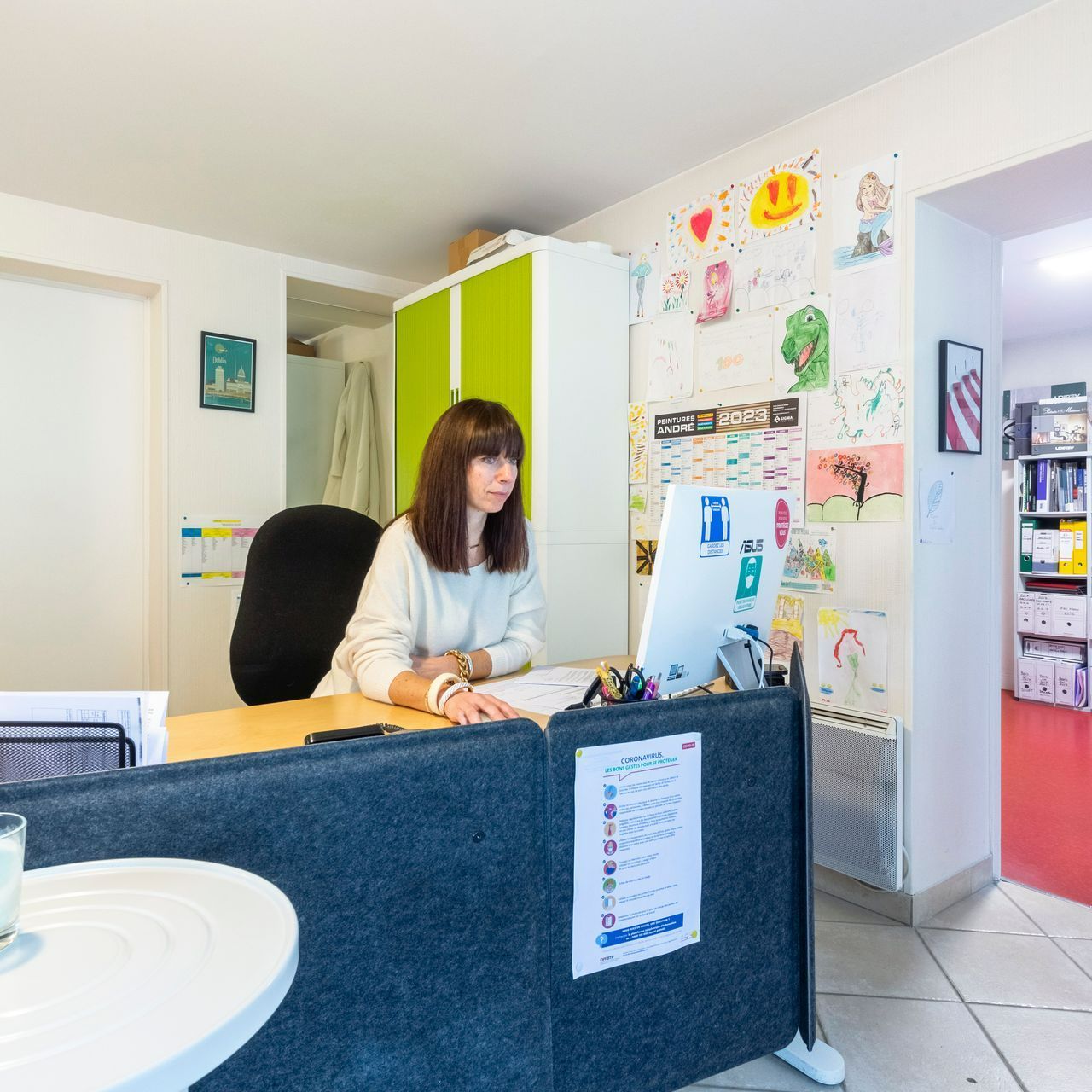 Femme travaillant sur son ordinateur