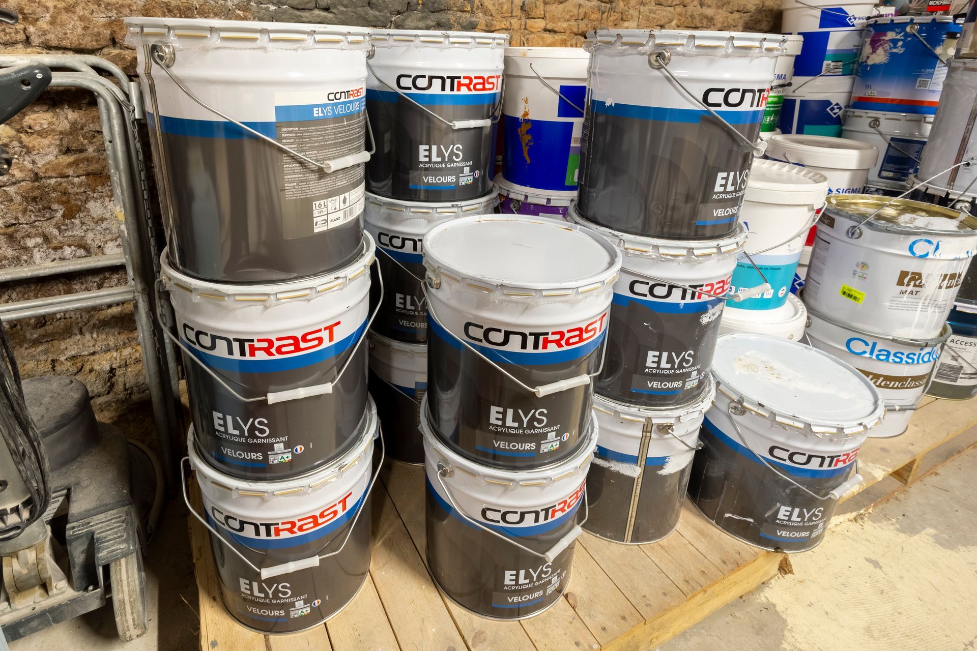 Plusieurs pots de peinture