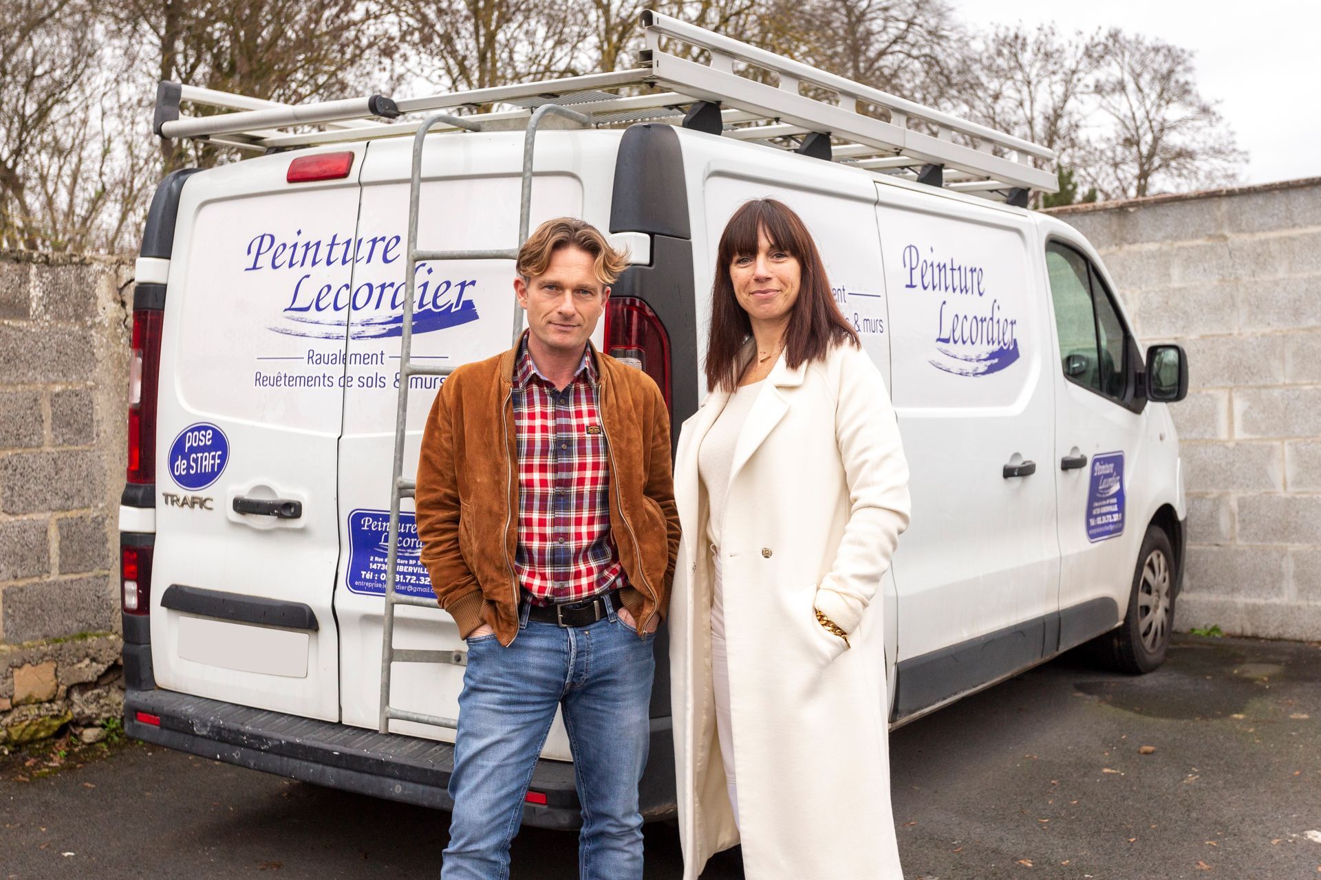 Dirigeants de l'entreprise devant un camion