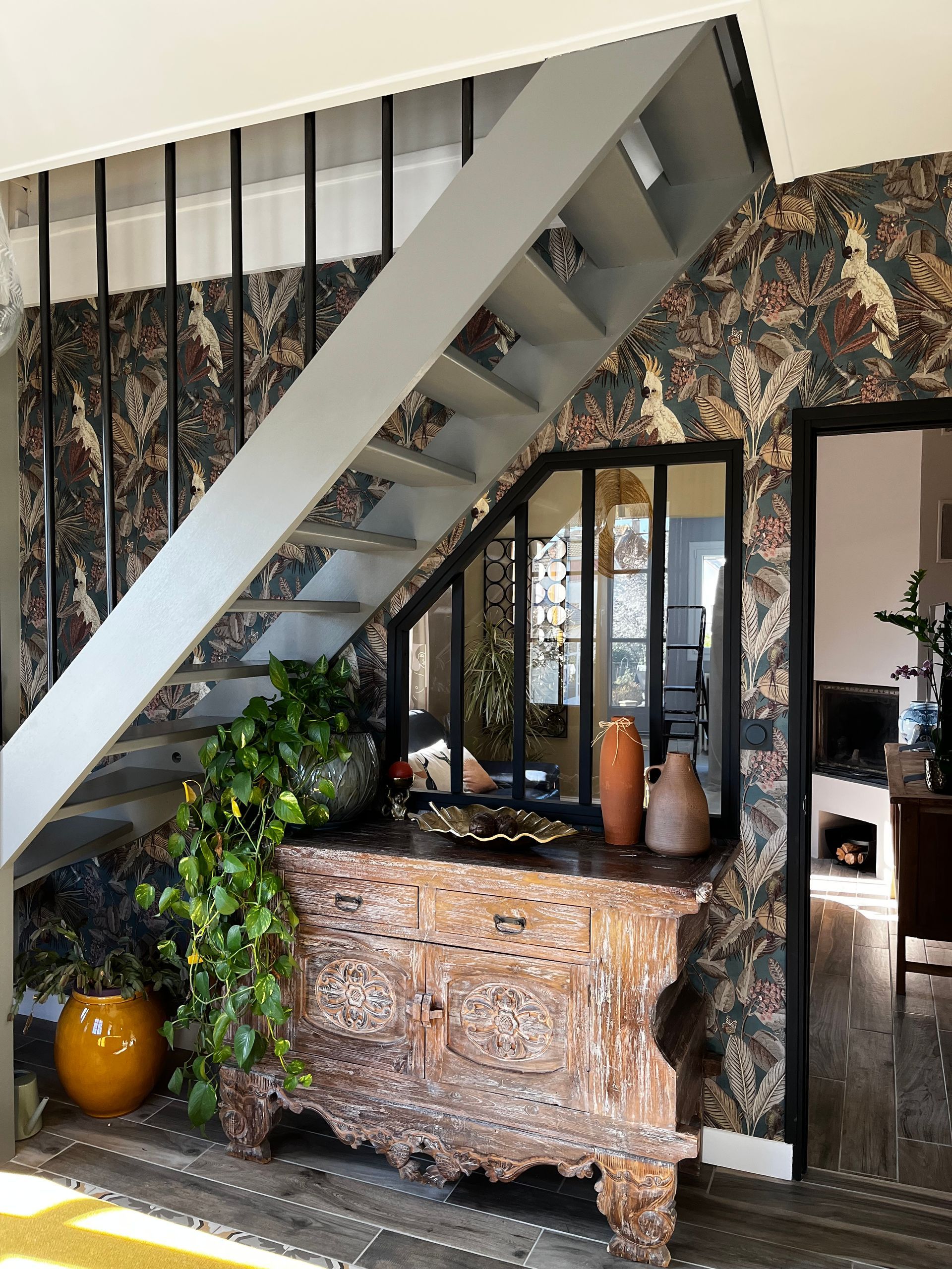 Tapisserie murale et escalier en bois